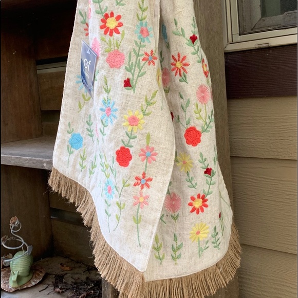 Other - ⭐️ HOST PICK ⭐️ NWT Pretty linen table runner.